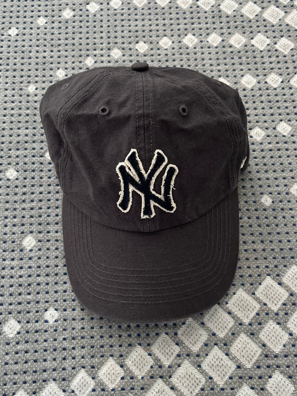 New York Yankees Black Baseball Cap with Embroidered Logo Fourty Seven Grey